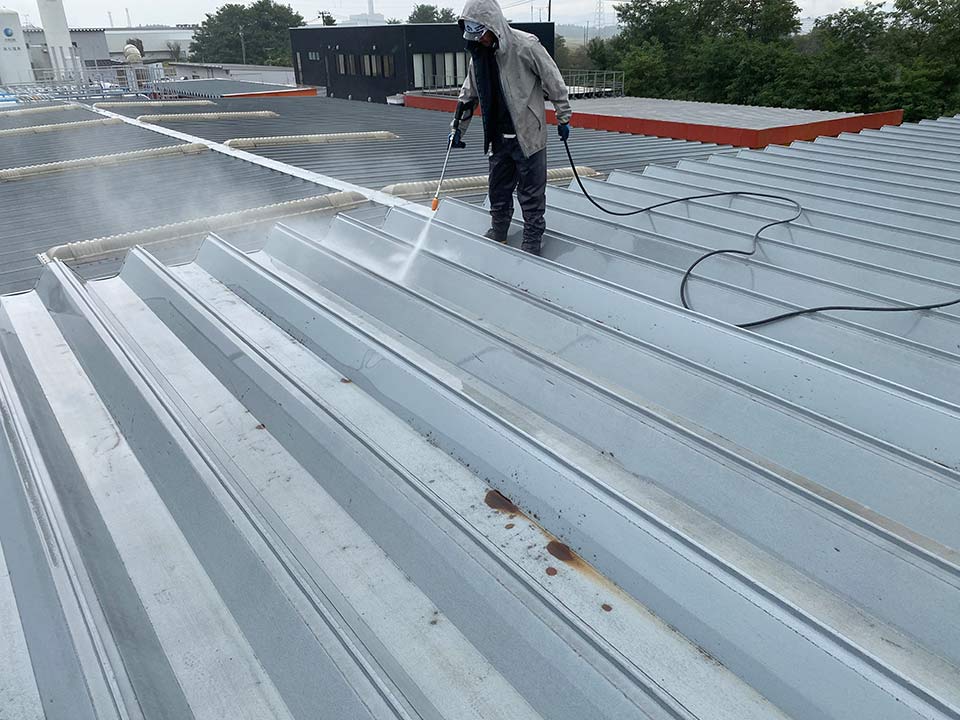 施工事例（工場屋根遮熱塗装）　①高圧洗浄